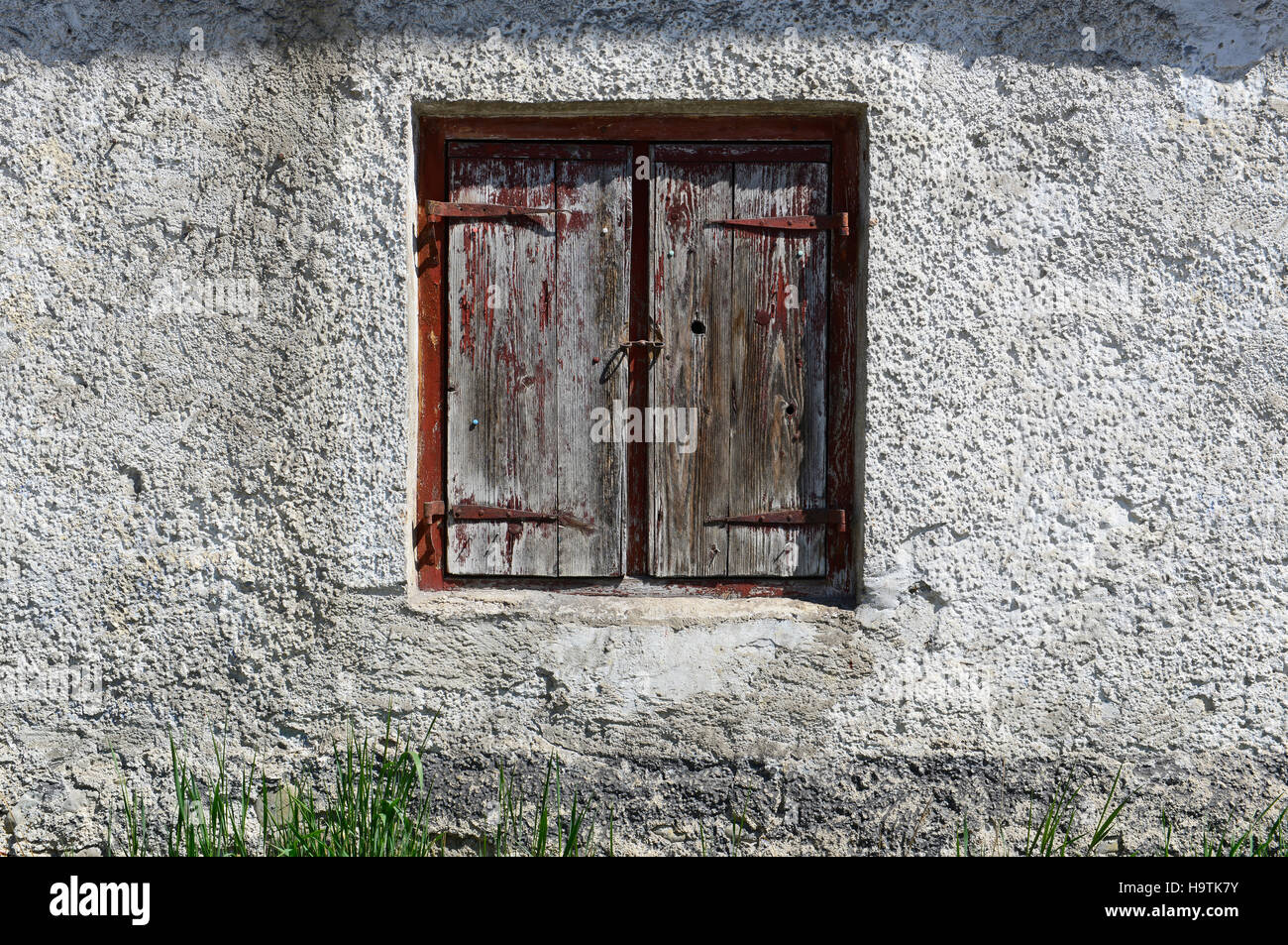 Vecchia finestra con persiane chiuse, Gelting, Alta Baviera, Baviera, Germania Foto Stock