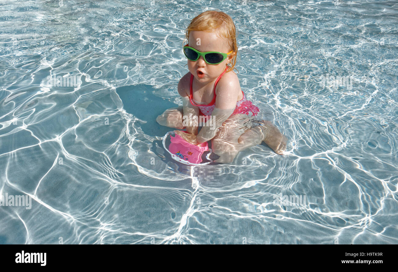 Ragazza 2 anni, giocare in acqua, piscina, Formentera, isole Baleari, Spagna Foto Stock