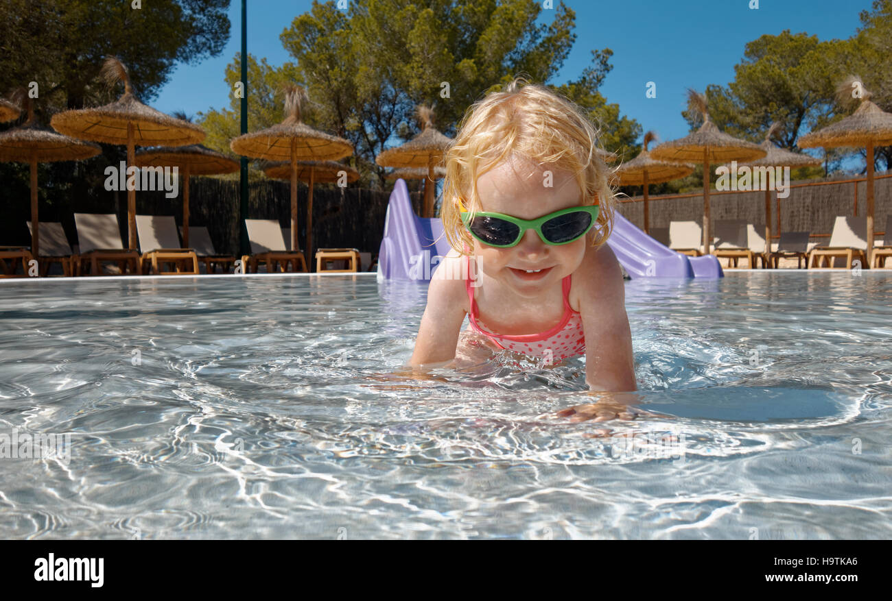 Ragazza 2 anni, strisciare in acqua, piscina, Formentera, isole Baleari, Spagna Foto Stock