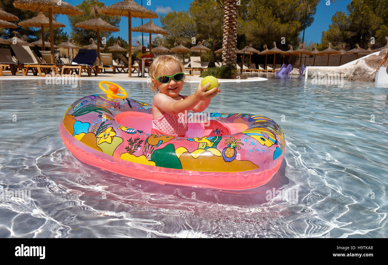 Ragazza 2 anni, seduti in barca, piscina, Formentera, isole Baleari, Spagna Foto Stock