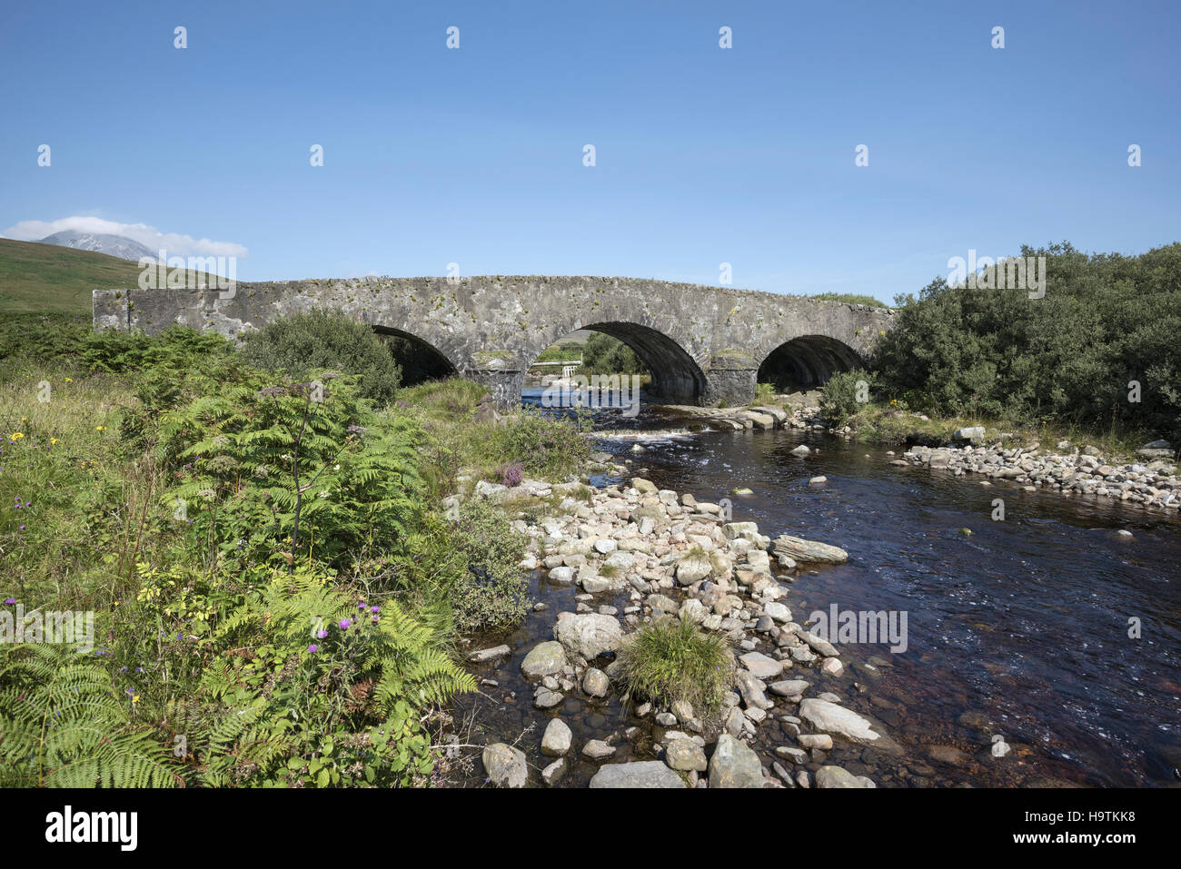 Il vecchio ponte di pietra sul fiume Corran, Isle of Jura, Ebridi Interne, Scotland, Regno Unito Foto Stock