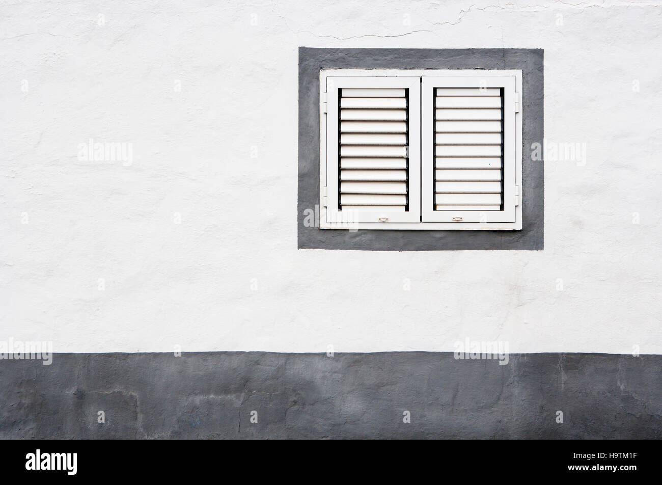 Casa bianca facciata con finestre chiuse, Ajuy, Fuerteventura, Isole canarie, Spagna Foto Stock