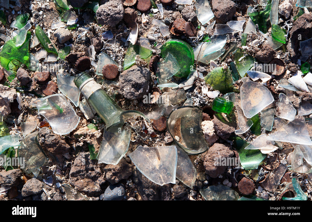 Vetri rotti e le parti metalliche a un dump, Fuerteventura, Isole Canarie, Spagna Foto Stock