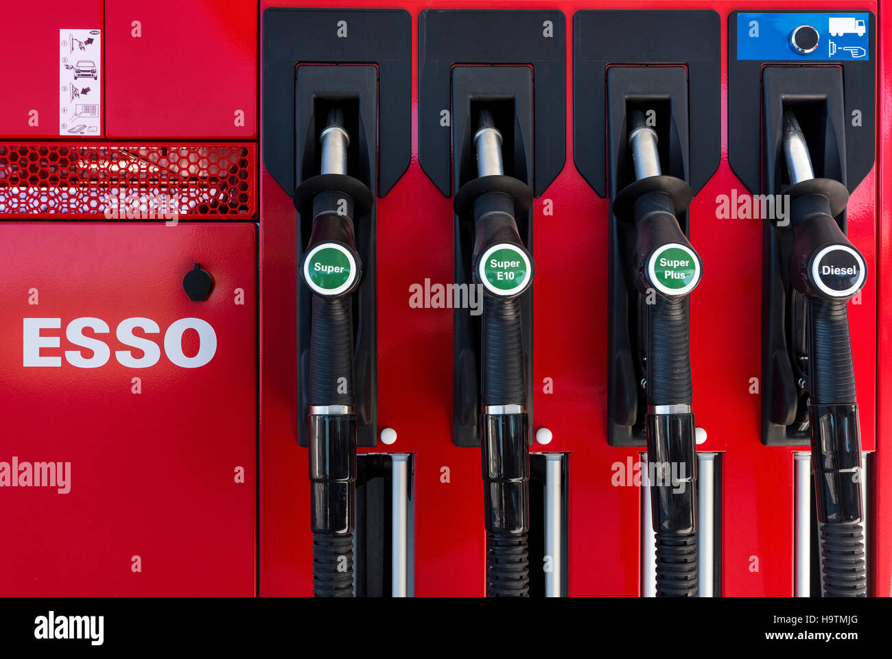 Pompa di benzina a un distributore Esso, Germania Foto Stock