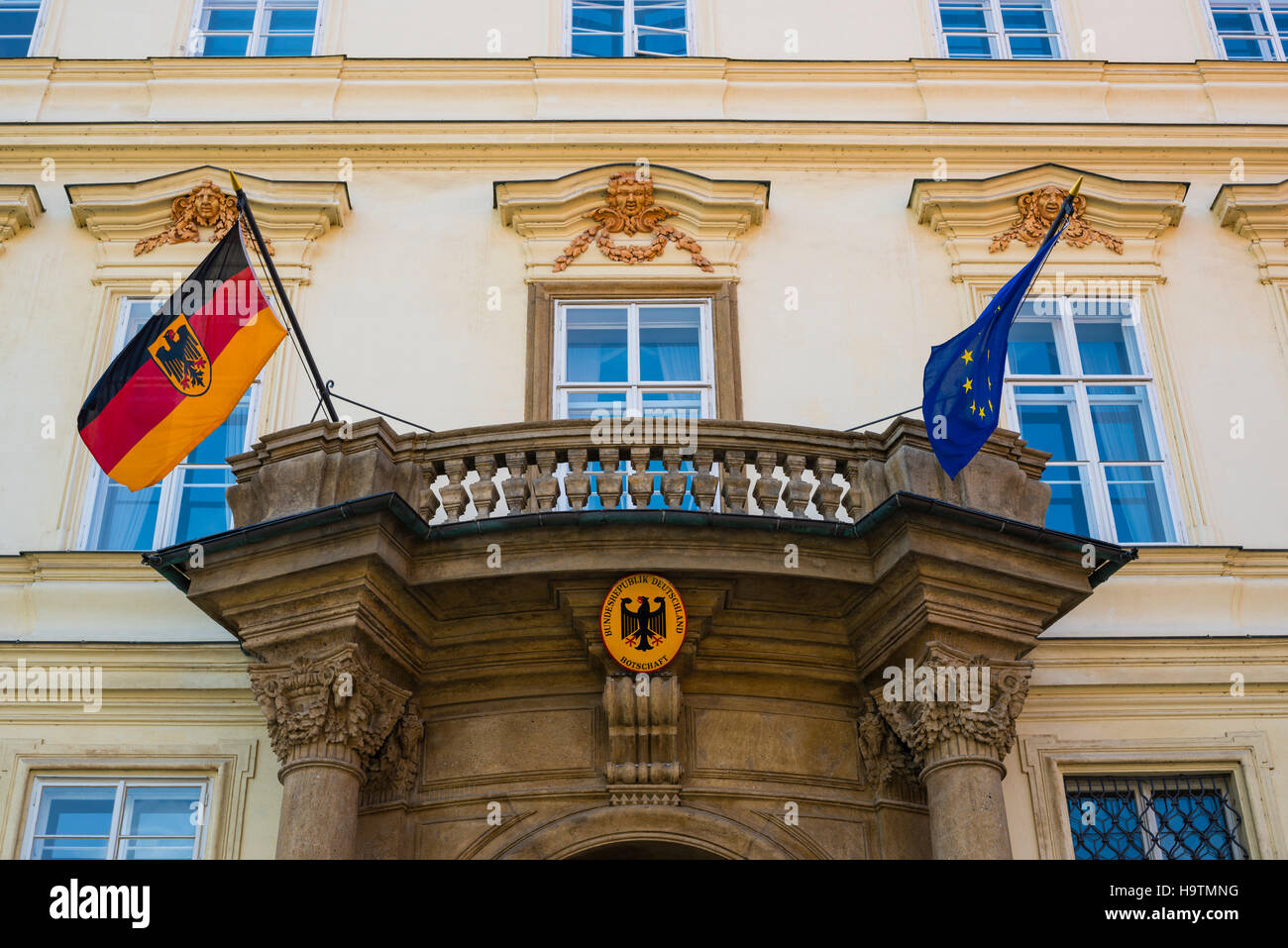 Ambasciata tedesca con sventolando bandiere, portale, Lobkowicz Palace, Praga, Boemia, Repubblica Ceca Foto Stock