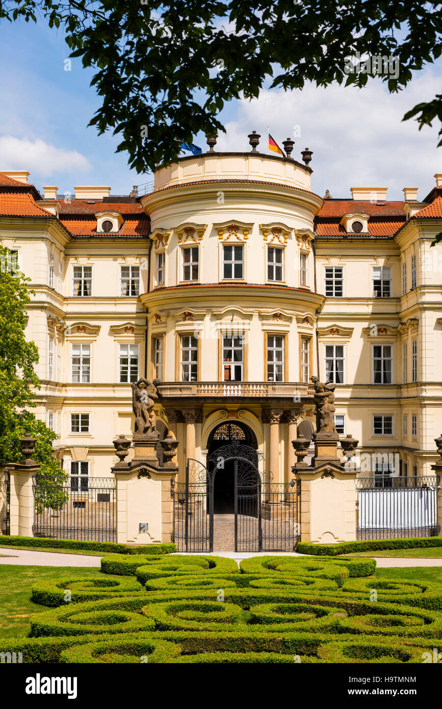 Ambasciata tedesca con il parco, Lobkowicz Palace, Praga, Boemia, Repubblica Ceca Foto Stock