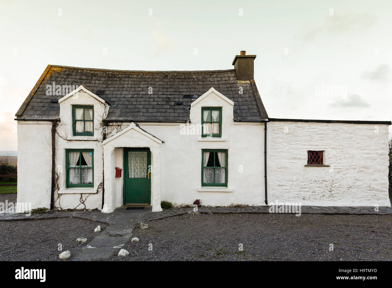 Bianco vecchio Irish House, Valentia Island, nella contea di Kerry, Irlanda Foto Stock