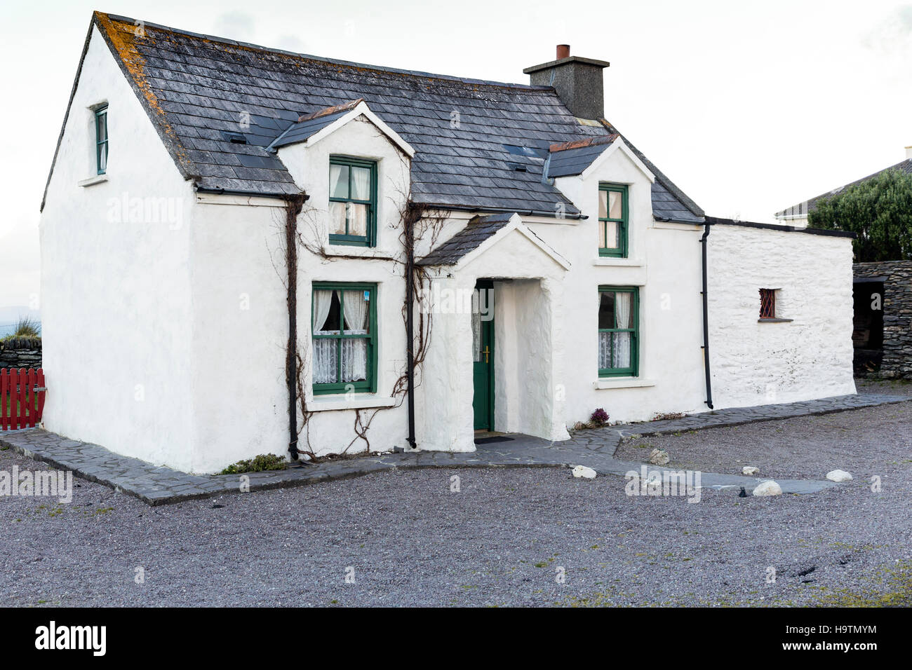 Bianco vecchio Irish House, Valentia Island, nella contea di Kerry, Irlanda Foto Stock