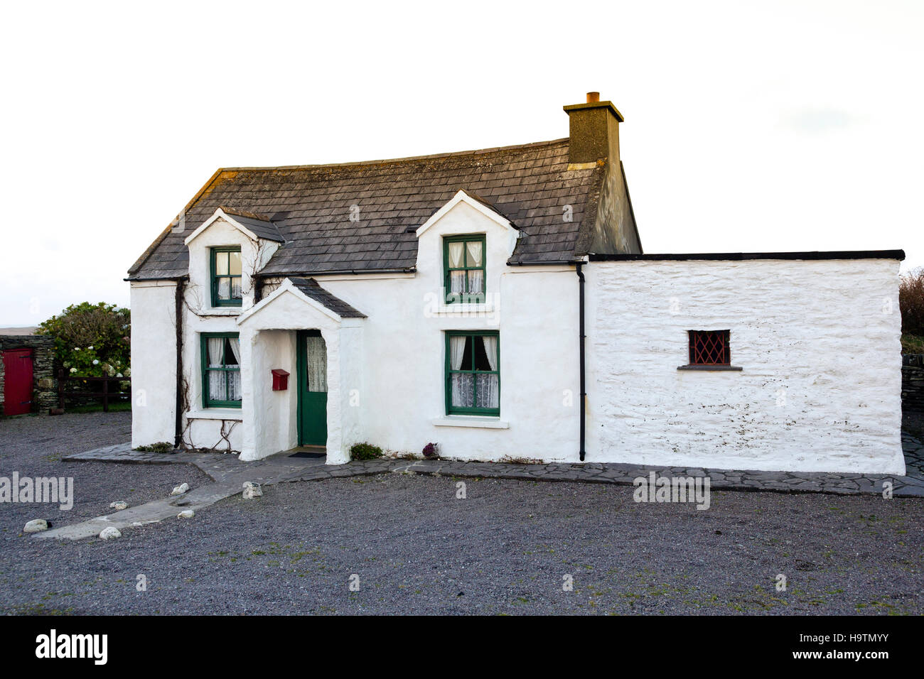 Bianco vecchio Irish House, Valentia Island, nella contea di Kerry, Irlanda Foto Stock