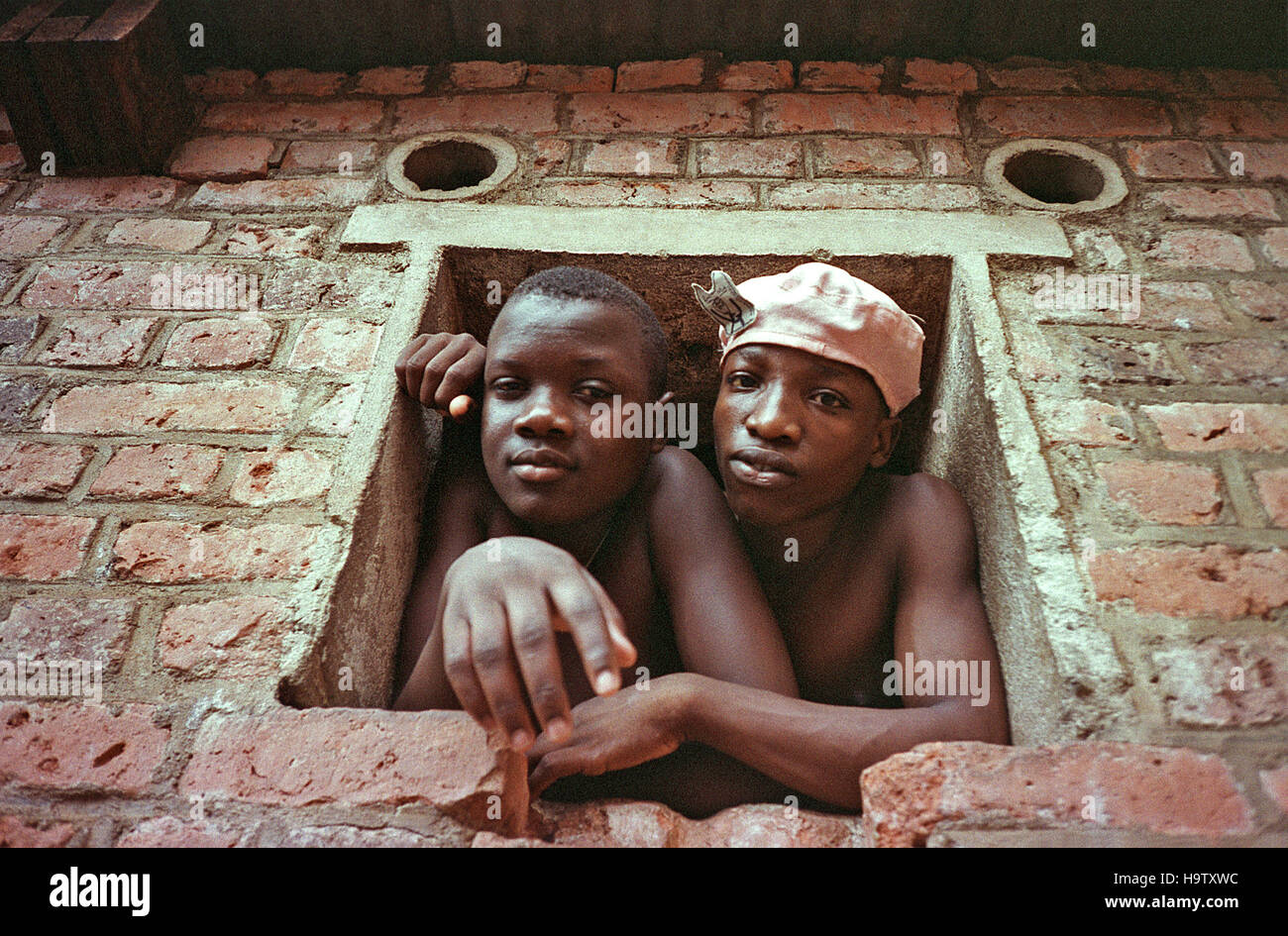 6 maggio 1995 Hutu prigionieri del bambino all'interno di Gikondo nella prigione di Kigali, Ruanda. Foto Stock