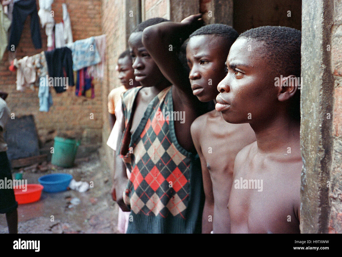 6 maggio 1995 Hutu prigionieri del bambino all'interno di Gikondo nella prigione di Kigali, Ruanda. Foto Stock