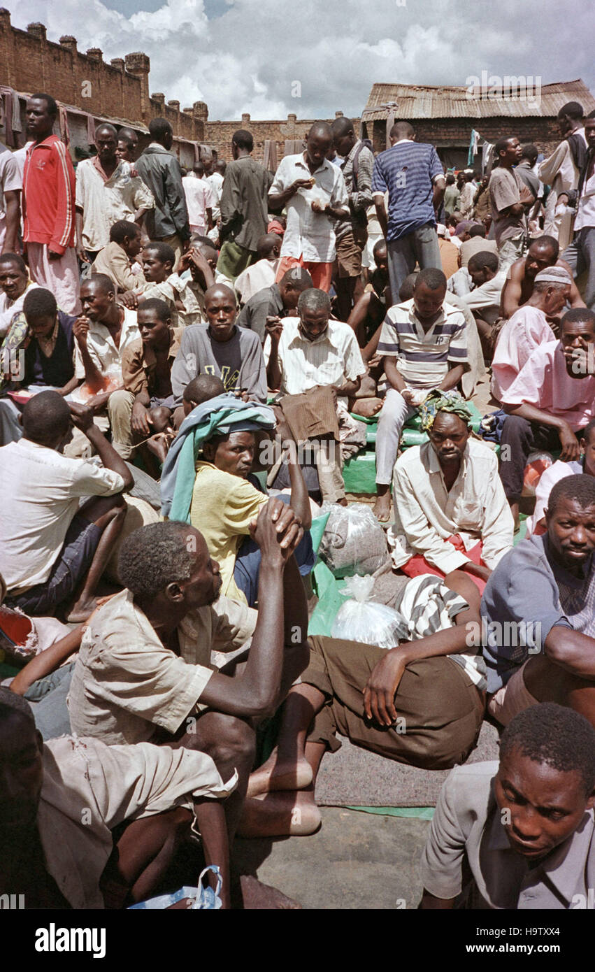 6 maggio 1995 prigionieri Hutu stipati all'interno del cortile principale di Gikondo nella prigione di Kigali, Ruanda. Foto Stock
