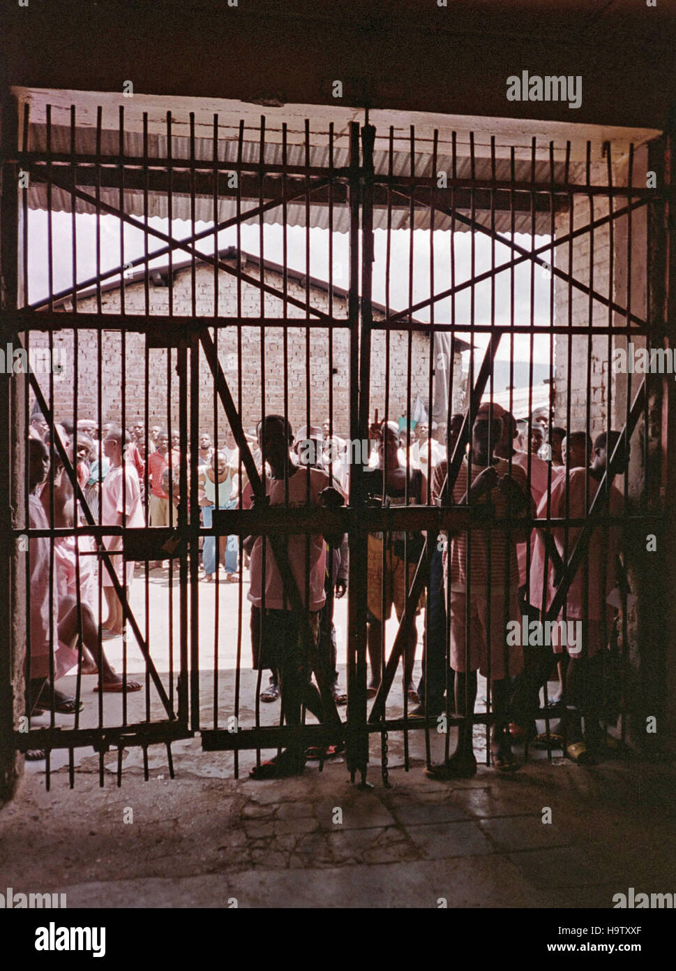 6 maggio 1995 prigionieri Hutu stipati all'interno del cortile principale di Gikondo nella prigione di Kigali, Ruanda. Foto Stock