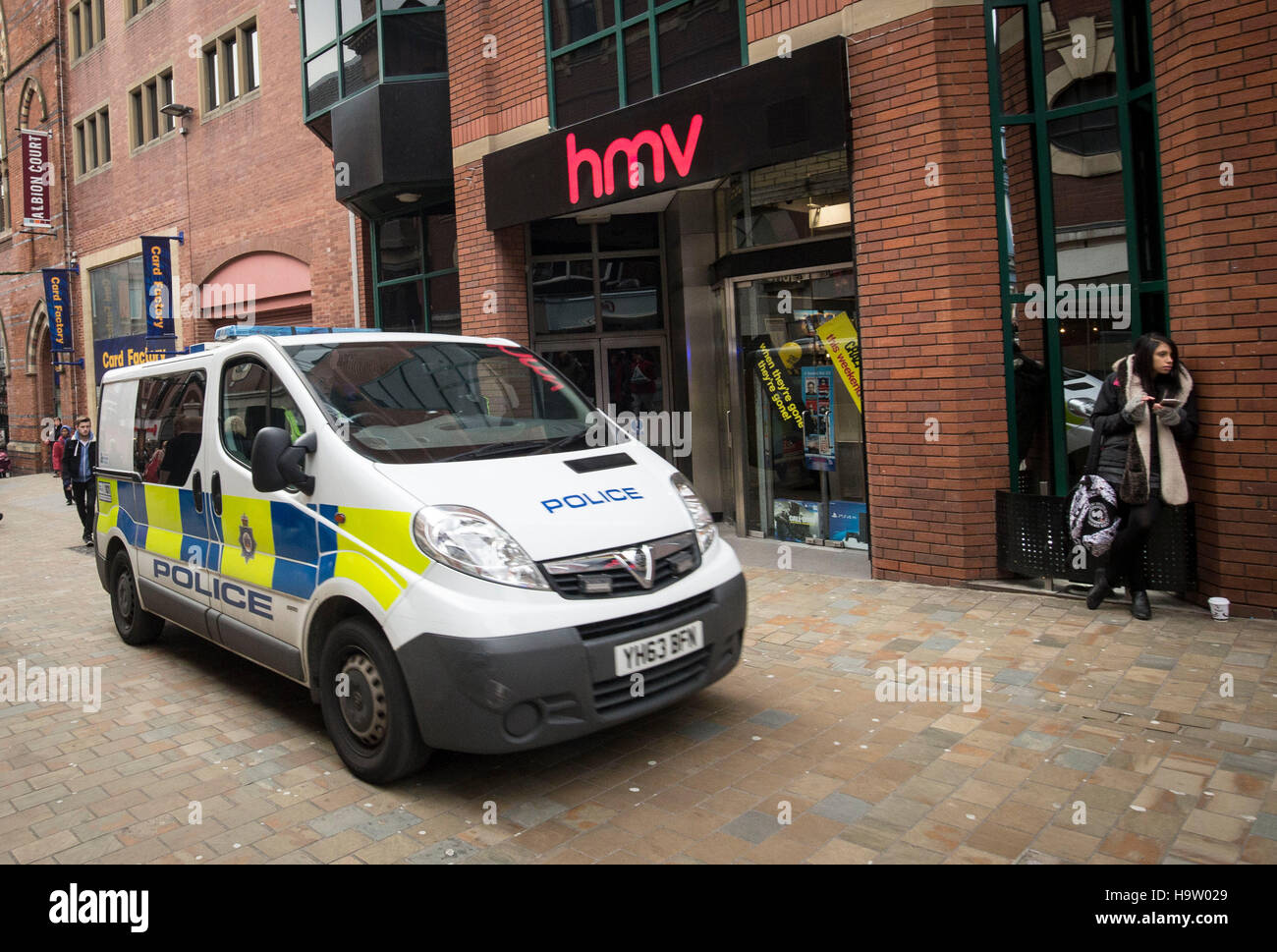 Un veicolo di polizia al di fuori di HMV in Leeds dopo un off-dovere funzionario di polizia è stato aggredito con un coltello come egli ha cercato di fermare un sospetto taccheggiatore sul Venerdì nero. Foto Stock