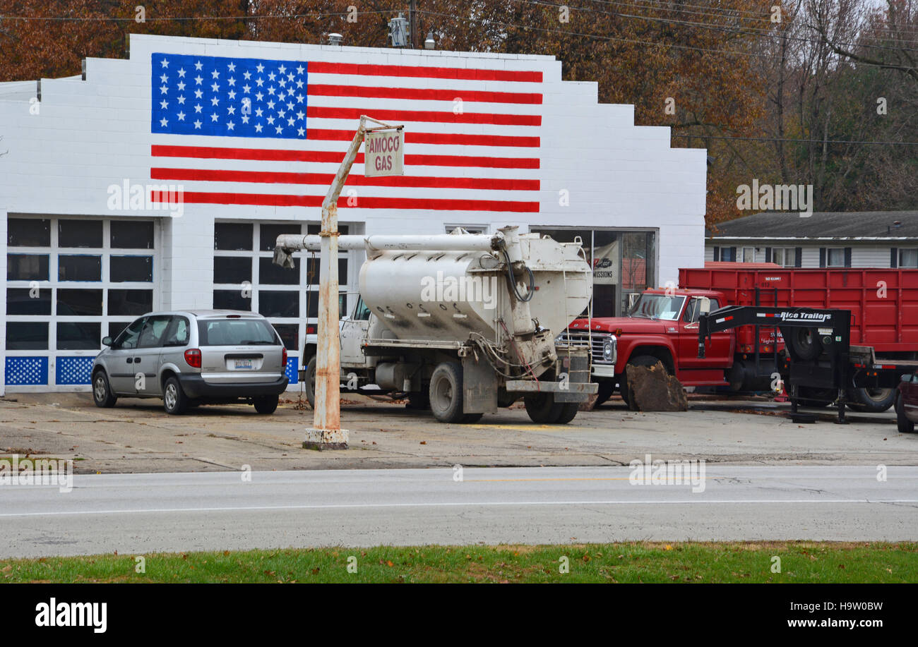 La bandiera americana dipinta su una vecchia stazione di gas nel piccolo centro di Illinois città di Stonington. Foto Stock
