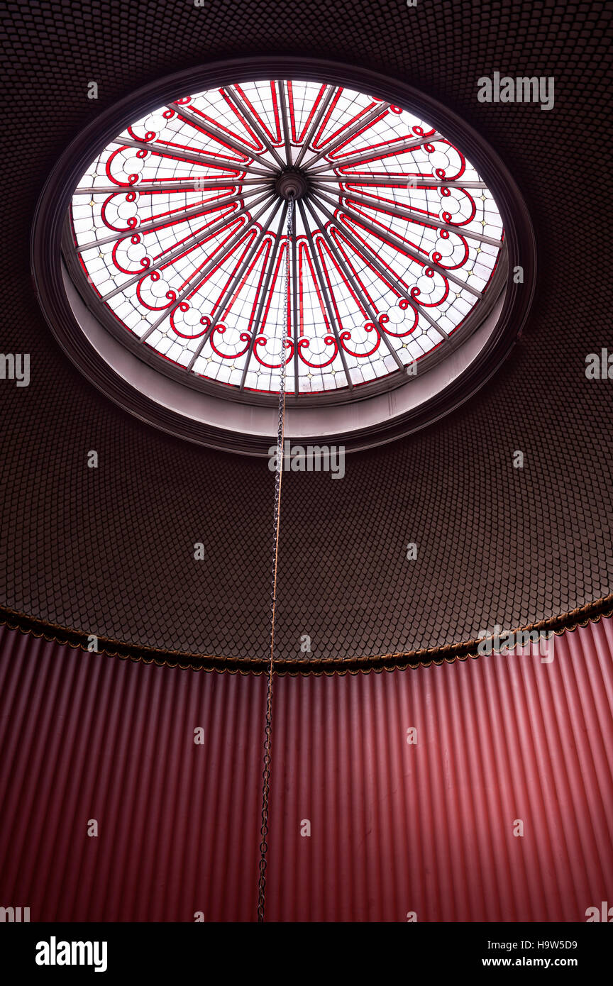 Dettaglio dell'intonaco nervata e la cupola di vetro della scala al Attingham Park, Shropshire. La cupola è la decorazione in pesci-design di scala. Foto Stock
