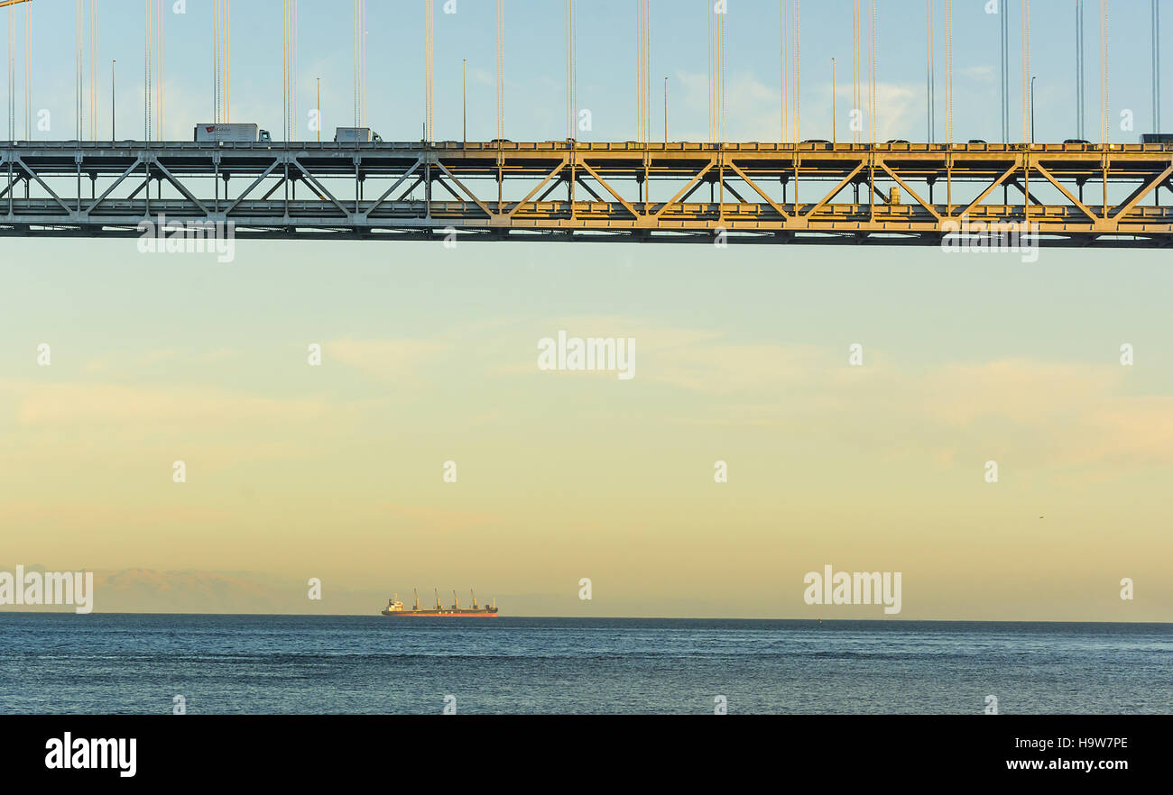San Francisco, CA, Stati Uniti d'America, 22 ottobre 2016; la porzione di Bay Bridge con mare e camion Foto Stock