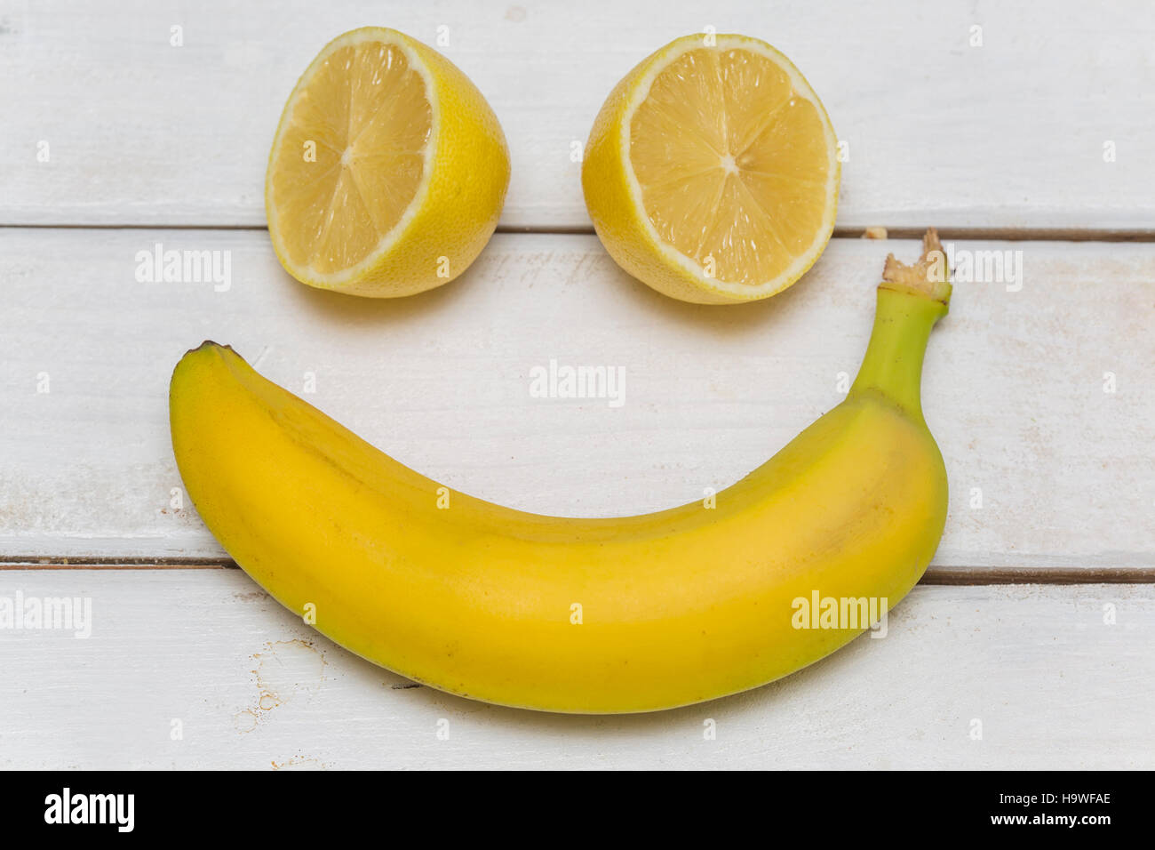 Frutti impostato come un volto sorridente isolato sul tavolo Foto Stock