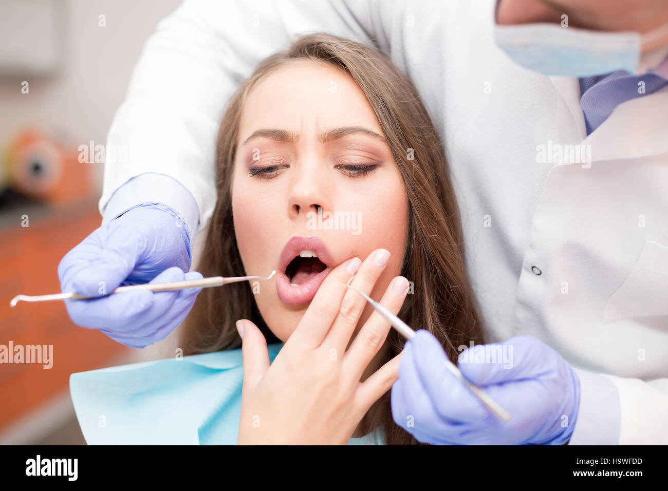 Giovane paziente si lamenta di dentista di dolore di denti Foto Stock