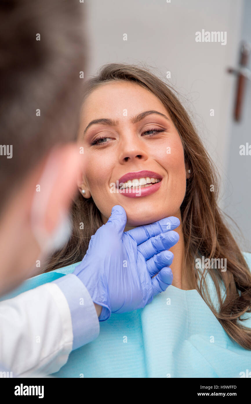 Vista al paziente nella sedia stomatologico in studio dentistico Foto Stock