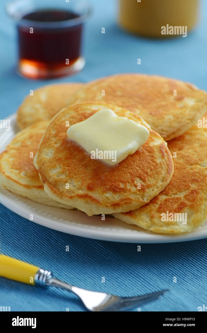 Fresche fatte in casa il latticello pancake con sciroppo d'acero shot nella luce naturale Foto Stock