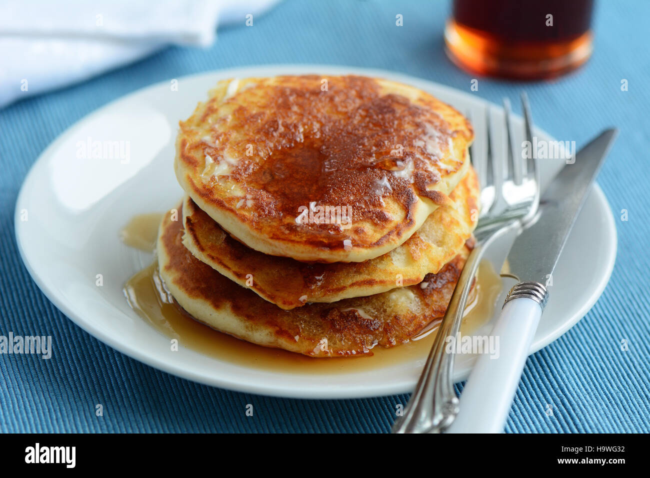 Fresche fatte in casa il latticello pancake con sciroppo d'acero shot nella luce naturale Foto Stock
