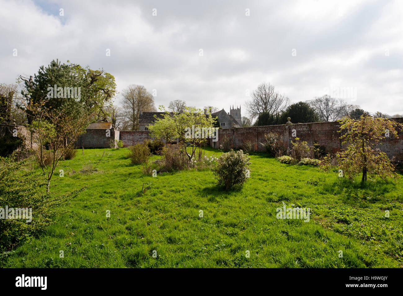 Il vecchio inquilino del giardino per essere trasformato in un nuovo giardino cucina ad Avebury Manor, Wiltshire. Foto Stock