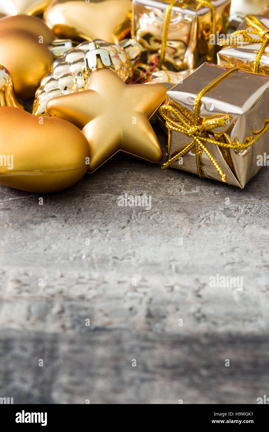 Golden Ornamenti natale su sfondo di legno.Copyspace Foto Stock