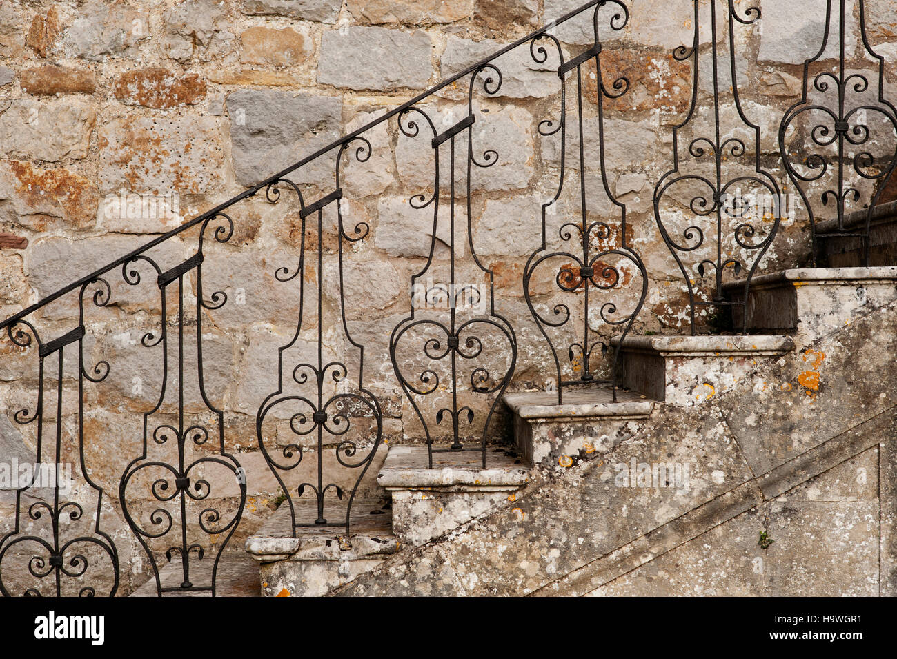 Ferro battuto ringhiere sui gradini ad Avebury Manor, Wiltshire. Foto Stock