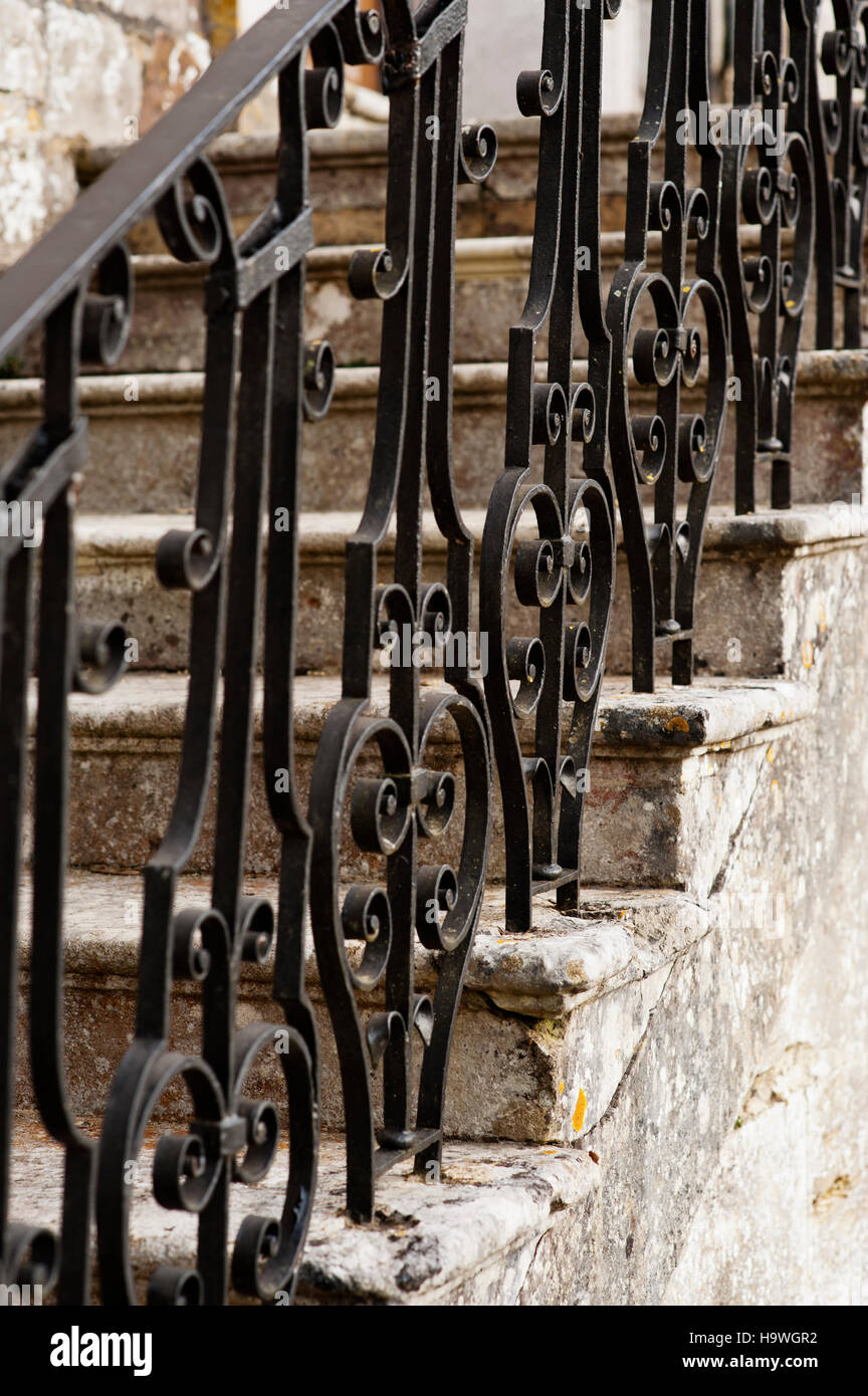 Ferro battuto ringhiere sui gradini ad Avebury Manor, Wiltshire. Foto Stock