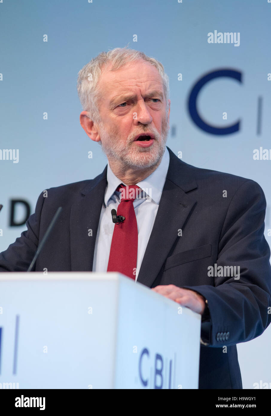 Il leader dell'opposizione,Jeremy Corbyn,fa il suo discorso in occasione dell'annuale conferenza CBI Foto Stock
