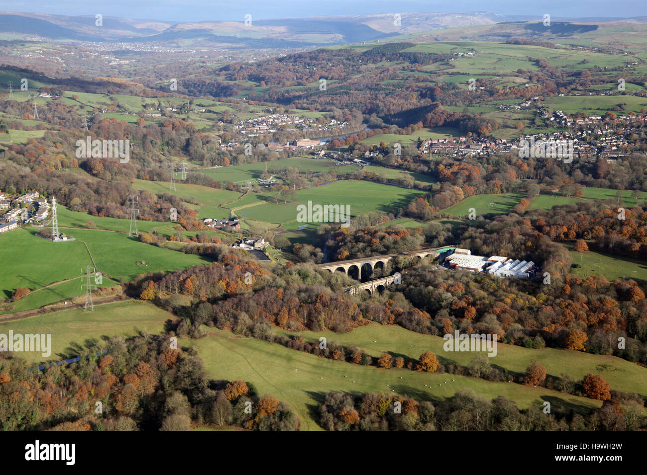 Vista aerea di un ponte ferroviario che attraversa il fiume Goyt adiacente ad un'aquaduct, a est di Marple, Cheshire, Regno Unito Foto Stock