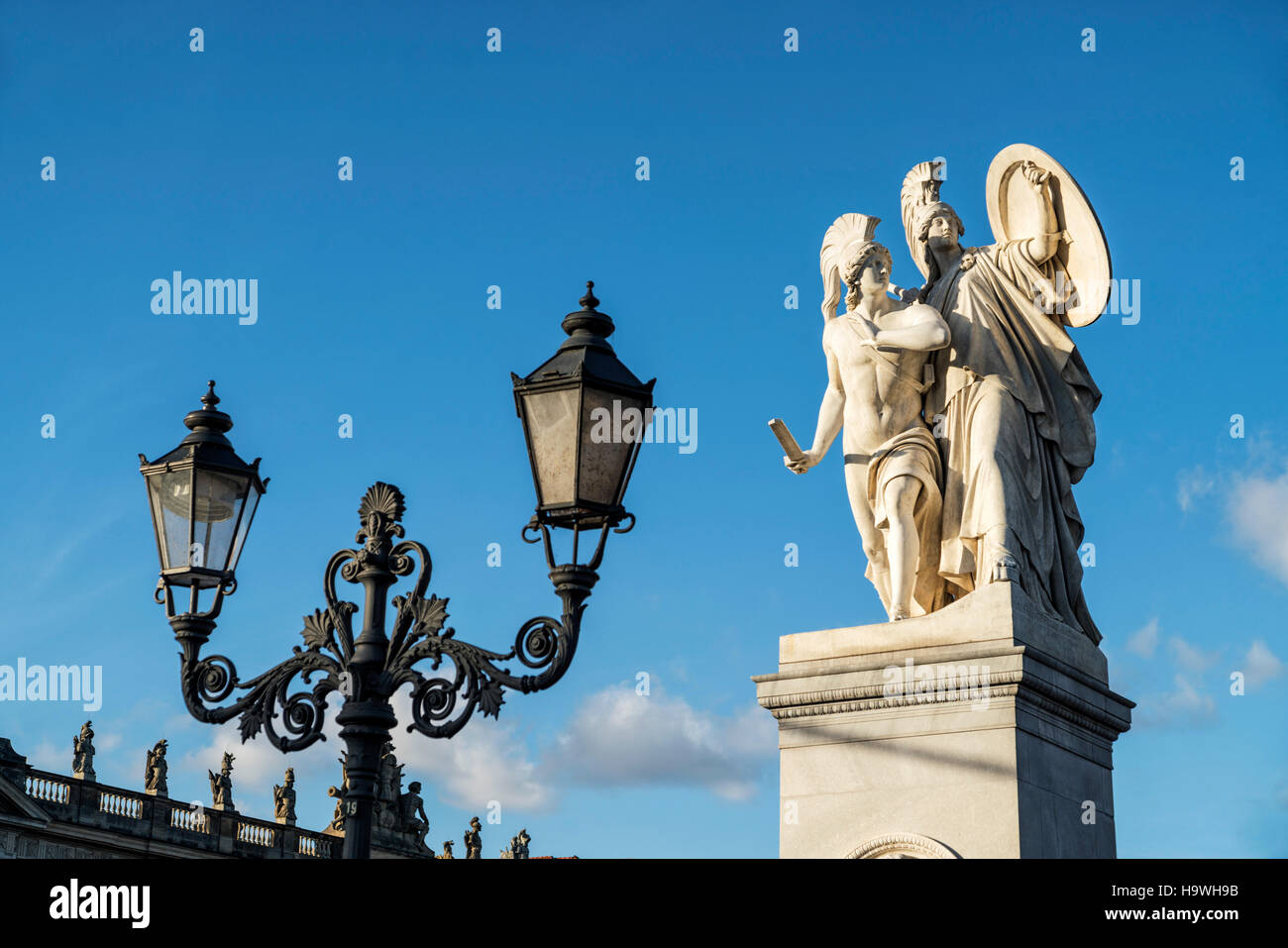 Ponte del castello, Schinkel, sculture, laterne, nuvole, Berlino Foto Stock