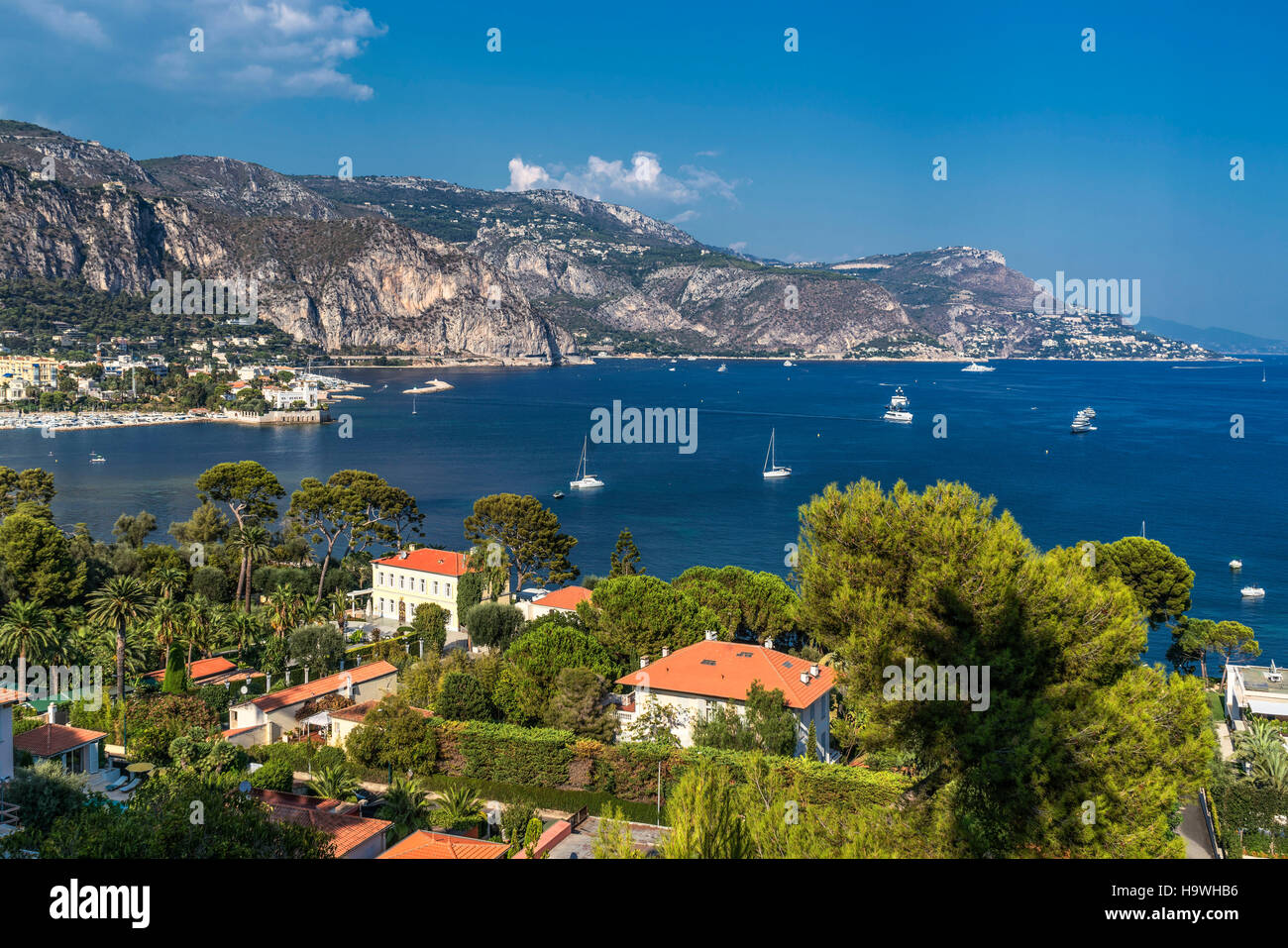 Saint Jean Cap Ferrat, Villa di lusso, yacht, Meditarrenean mare,sfondo Grecque Villa Kerylos, Beaulieu Sur Mer, Cote d Azur, in Francia, in Europa Foto Stock