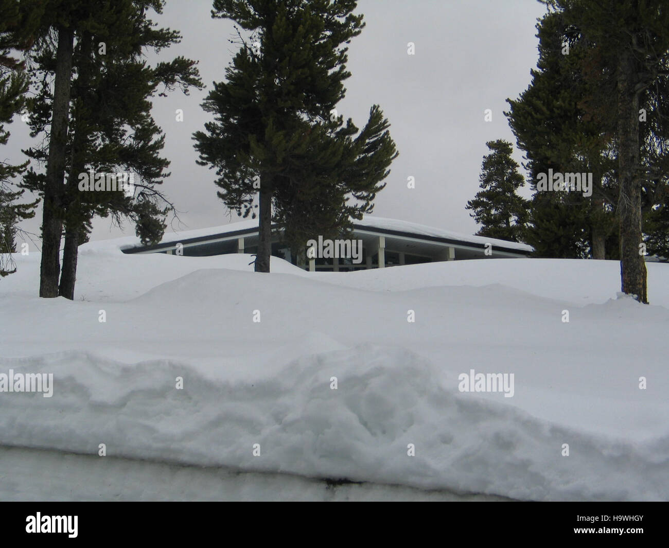 L'ingresso della Lake Clinic nel parco nazionale di Yellowstone è un punto di accesso chiave per i visitatori che cercano servizi sanitari mentre esplorano le meraviglie naturali del parco. La clinica fa parte degli sforzi del parco per garantire il benessere dei visitatori e del personale del parco. Foto Stock