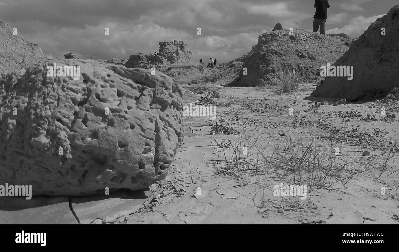 Jacob e Jesse, due giovani visitatori, trascorrono una giornata al Badlands National Park. Il parco è noto per i suoi paesaggi suggestivi, i ricchi letti fossili e la variegata fauna selvatica, offrendo un'esperienza unica per tutti i visitatori da esplorare. Foto Stock