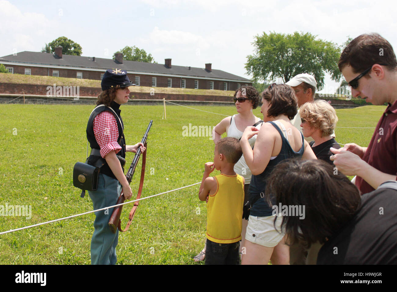 Una vista panoramica di Governor's Island, un parco nazionale degli Stati Uniti, che mostra i suoi spazi all'aperto unici e le offerte ricreative per i visitatori che desiderano esplorare il sistema di parchi di New York City. Foto Stock