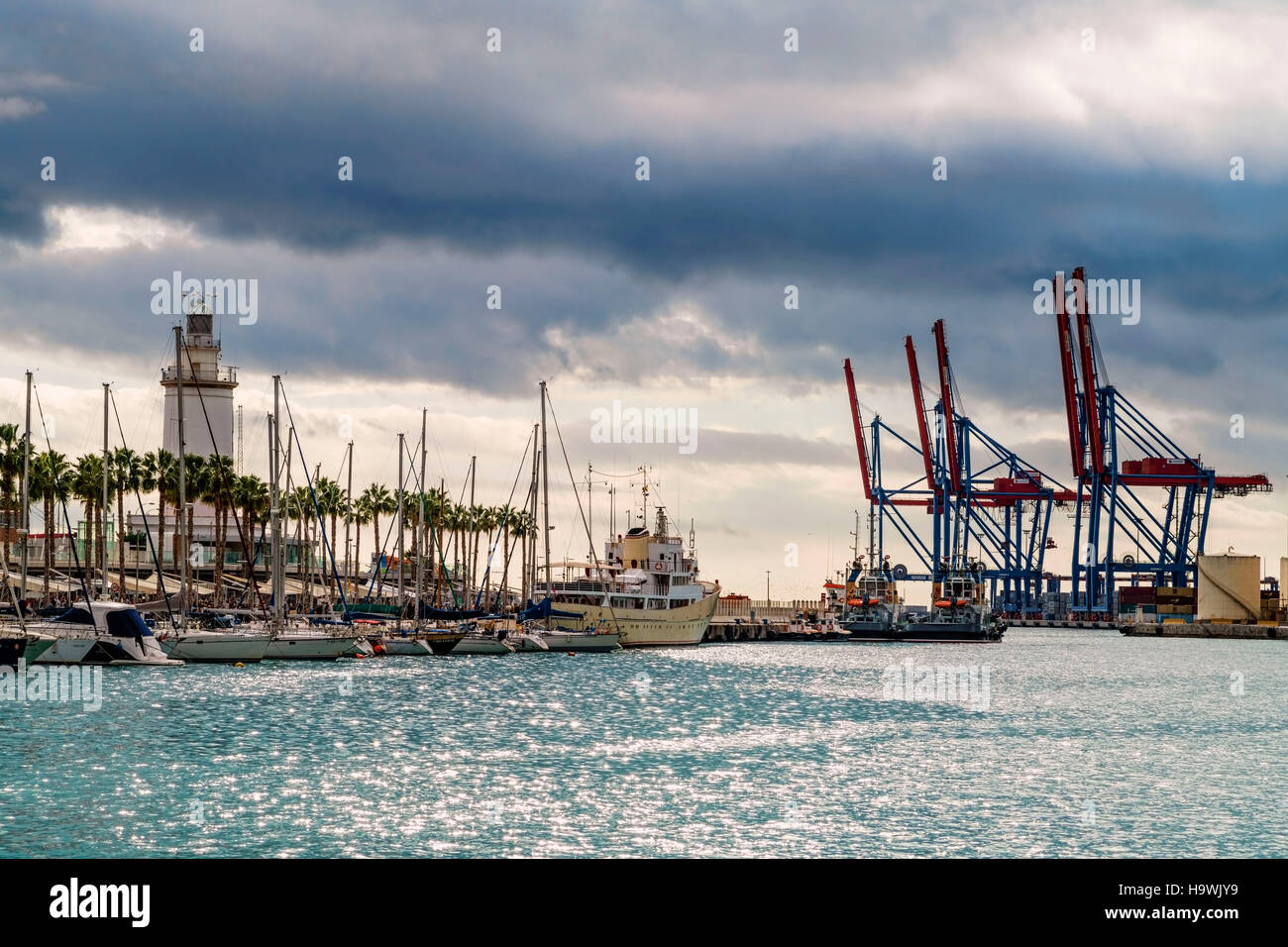 Faro, Cargo dock, porto commerciale, Malaga, Andalusia, Foto Stock