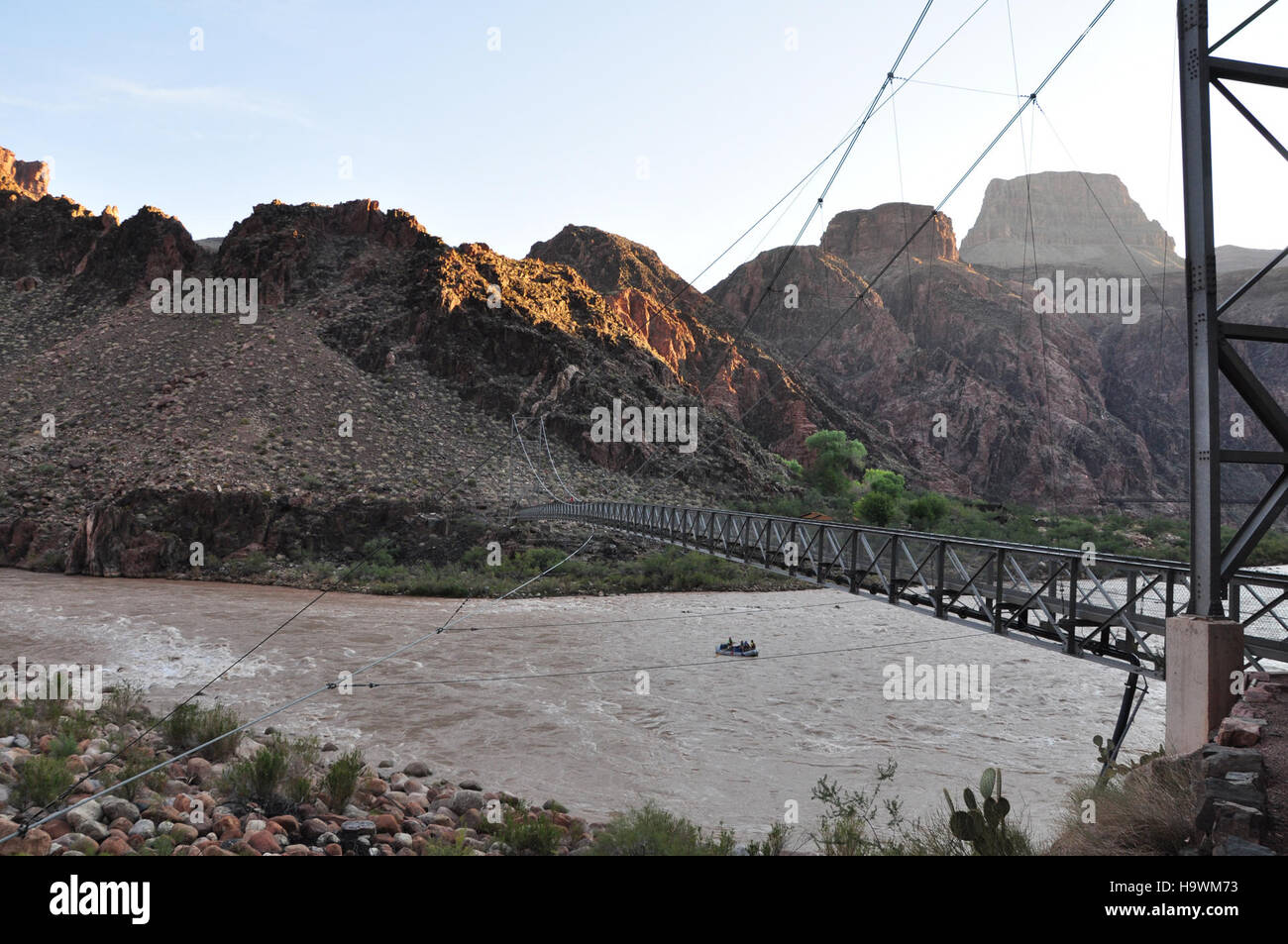 Il Colorado River Silver Bridge, situato nel parco nazionale del Grand Canyon, è una caratteristica fondamentale per le gite sul fiume e offre accesso per avventure in barca e rafting. Il ponte è un punto popolare per iniziare le escursioni in galleggiante sul fiume, mostrando la bellezza aspra del canyon. Foto Stock