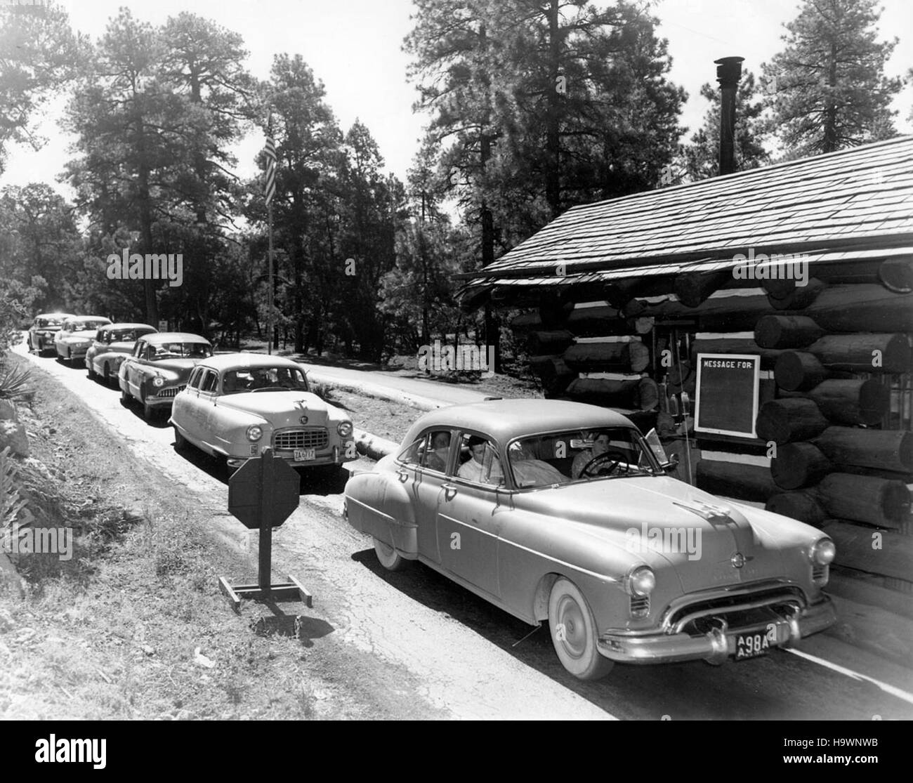 Nel 1951, i visitatori entrano nel Parco Nazionale del Grand Canyon in auto, segnando la crescente popolarità delle visite guidate e delle visite turistiche in uno dei parchi nazionali più visitati degli Stati Uniti. Foto Stock
