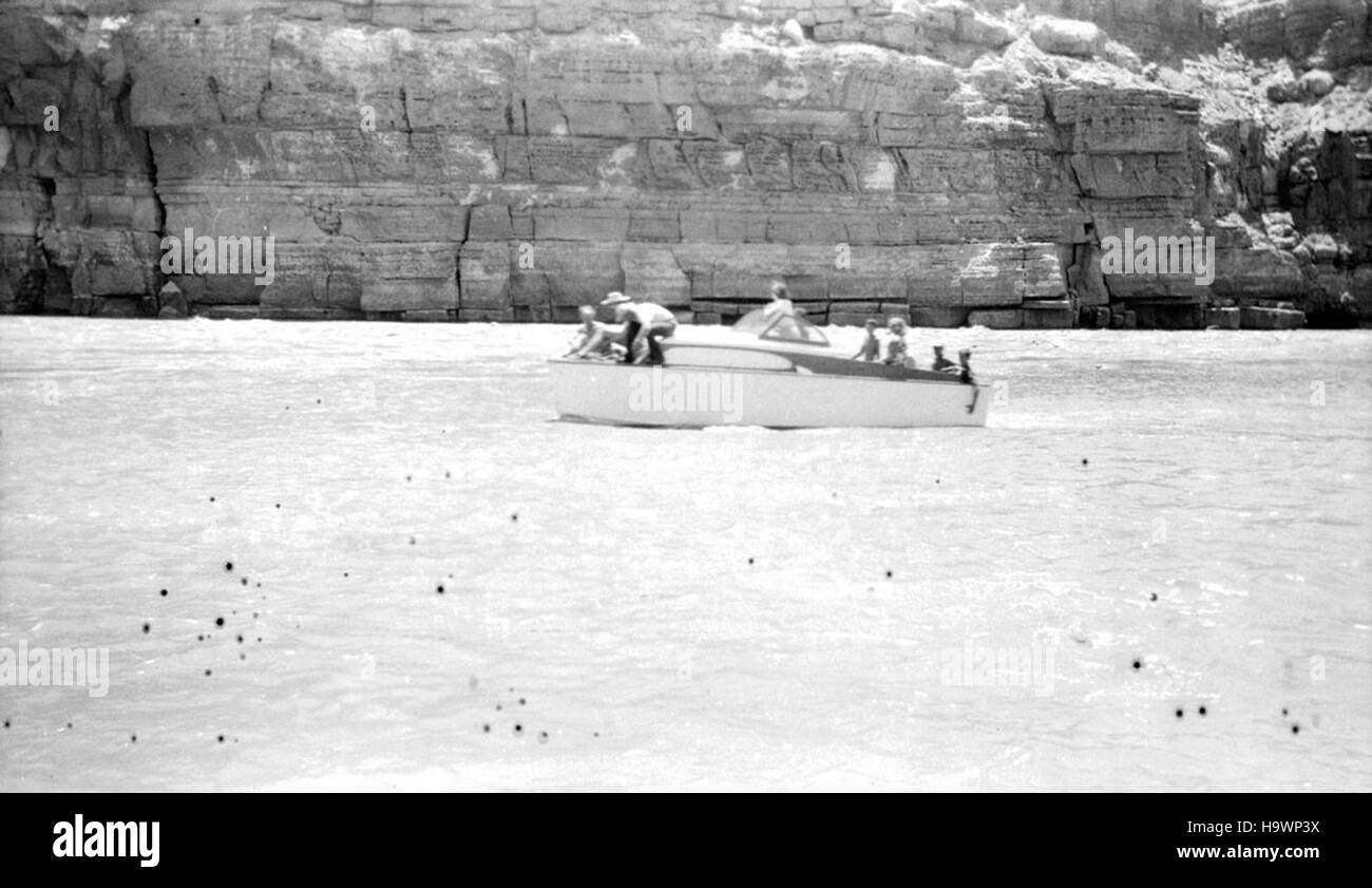 Questa foto storica mostra il fiume Colorado all'interno del Grand Canyon National Park. Il fiume svolge un ruolo significativo nell'ecosistema del parco ed è stato centrale per la sua storia geologica e culturale. Foto Stock