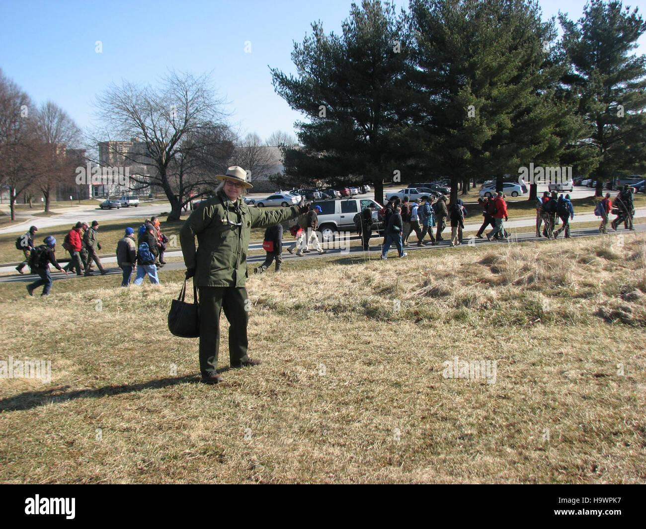 Al Valley Forge National Historical Park, Rhonda guida un gruppo di esploratori, insegnando loro la storia del parco e il suo significato durante la Rivoluzione americana. Il parco conserva i siti chiave della Guerra d'indipendenza americana e offre programmi educativi. Foto Stock Al Valley Forge National Historical Park, Rhonda guida un gruppo di esploratori, insegnando loro la storia del parco e il suo significato durante la Rivoluzione americana. Il parco conserva i siti chiave della Guerra d'indipendenza americana e offre programmi educativi. Foto Stock
