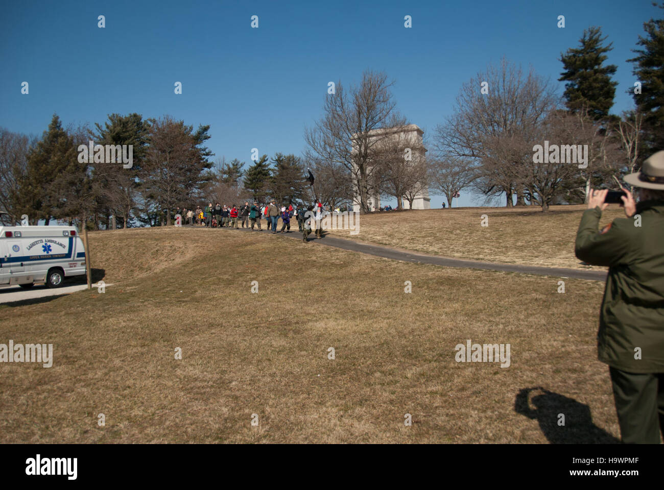 Questa immagine cattura la rievocazione storica del Valley Forge National Park, dove i visitatori camminano fino alla stazione successiva del percorso storico del parco. Valley Forge è un sito significativo nella storia degli Stati Uniti, noto per il suo ruolo nella guerra di indipendenza americana. Foto Stock