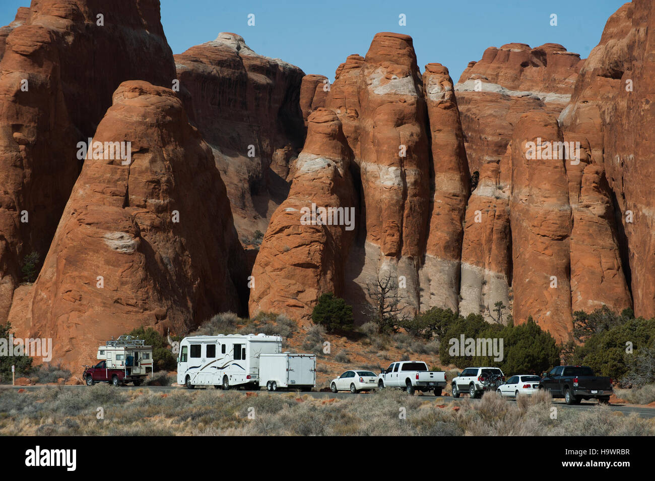 Il Devils Garden nel parco nazionale di Arches offre ai visitatori l'accesso a famosi sentieri escursionistici, tra cui l'iconico delicate Arch. L'area di parcheggio offre la porta d'accesso ai paesaggi mozzafiato e alle formazioni naturali del parco. Foto Stock