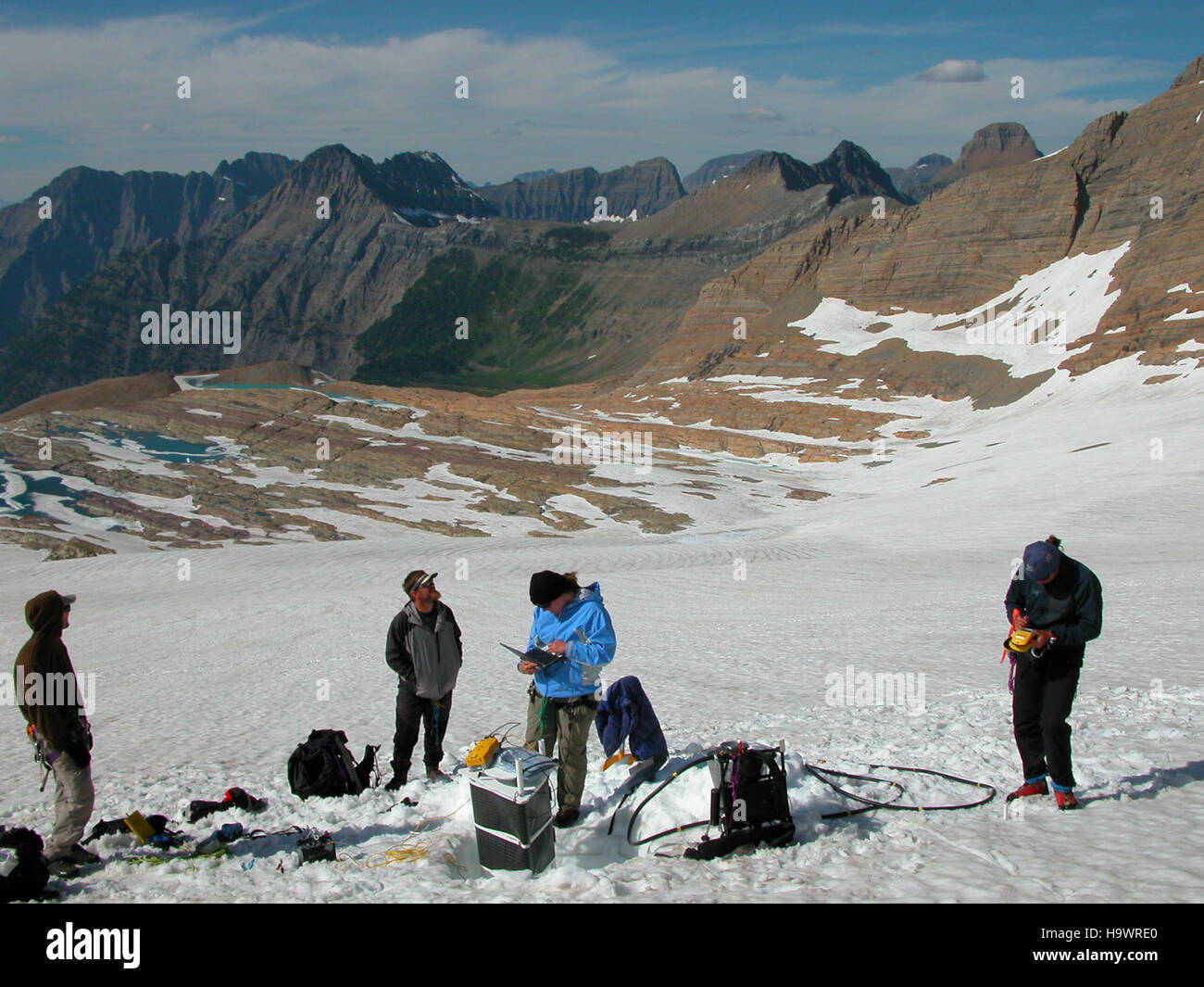 Gli scienziati stanno conducendo ricerche sul campo sul ghiacciaio Sperry nel Glacier National Park, concentrandosi sulle dinamiche del ghiacciaio, i cambiamenti ambientali e il suo ruolo nell'ecosistema. Questo studio contribuisce alla ricerca in corso sui cambiamenti climatici e alla conservazione degli ambienti glaciali. Foto Stock