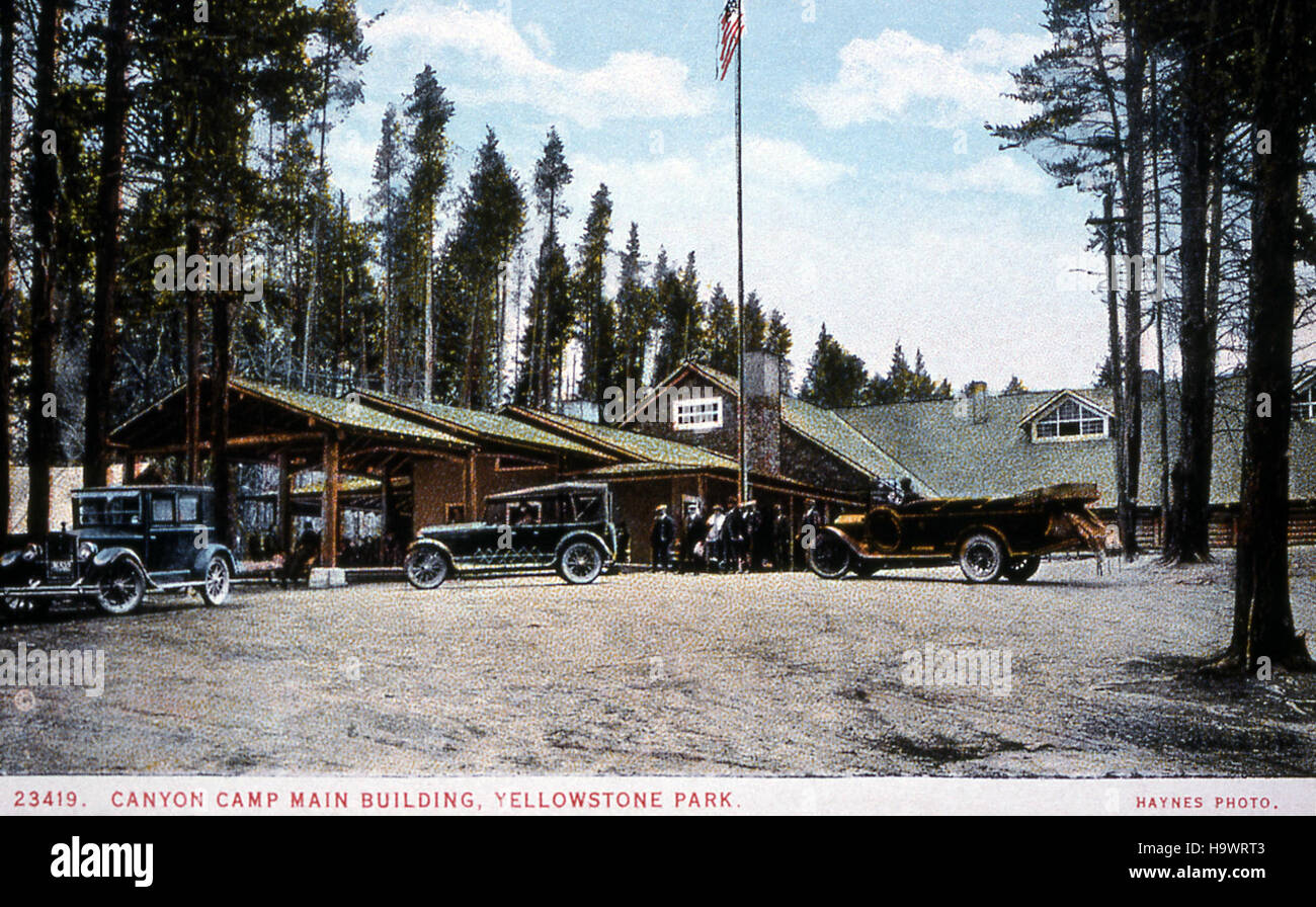 La hall principale del Canyon Camp nel parco nazionale di Yellowstone offre uno spazio accogliente per i visitatori, offrendo informazioni sulle caratteristiche geologiche e sulle opportunità ricreative del parco. Foto Stock