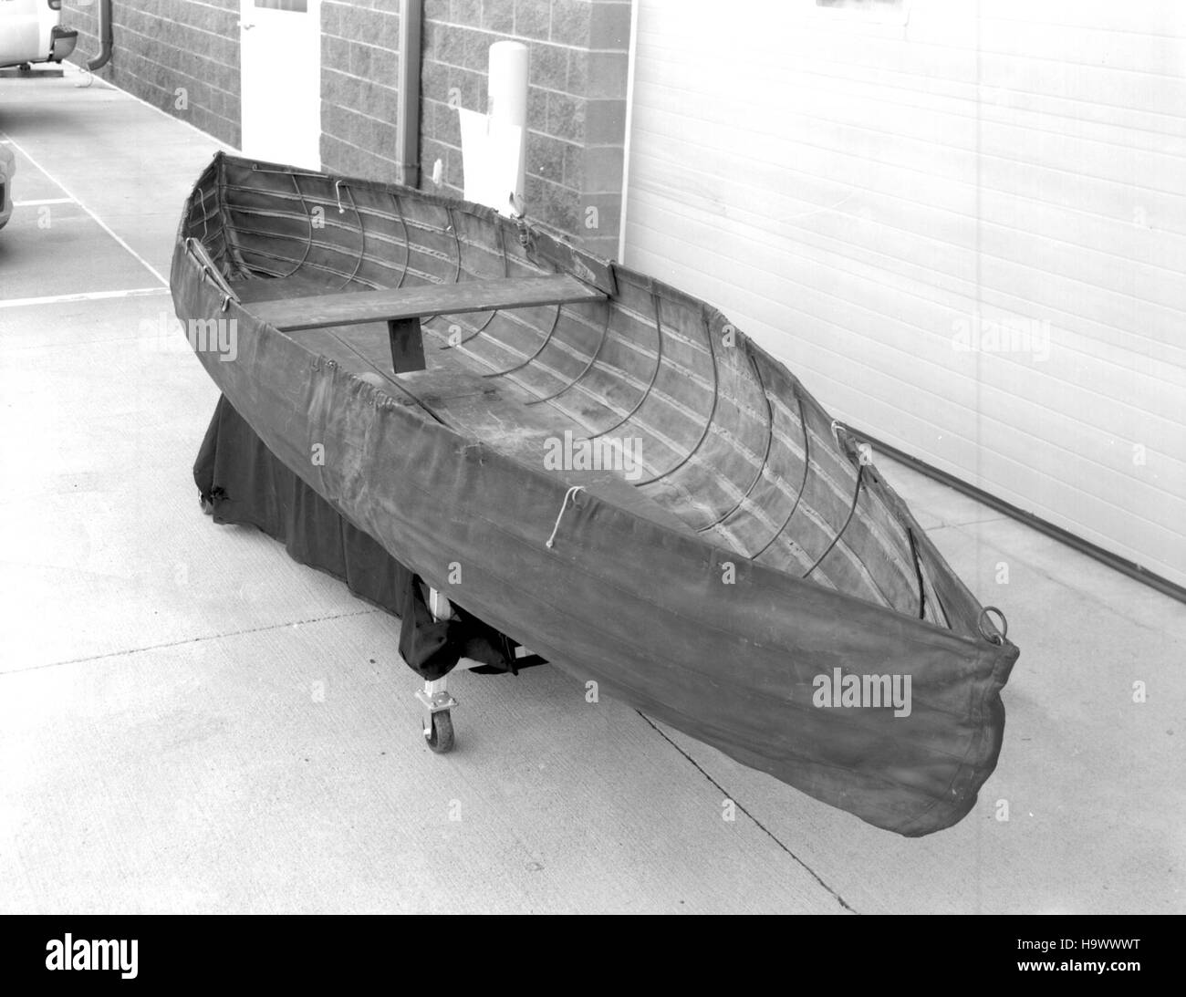 Questa immagine mostra una collezione storica di barche presso il Grand Canyon, tra cui una canoa pieghevole, che riflette la ricca storia del parco e l'impegno per la conservazione. Foto Stock