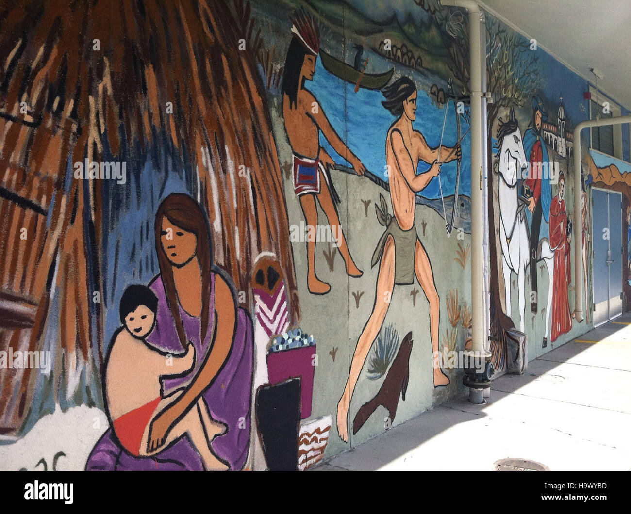 Il murale dell'Alviso è una rappresentazione artistica del significato storico dell'Alviso, che mostra la storia culturale e ambientale della regione. Il murale mette in risalto gli eventi e le tradizioni locali attraverso colori vivaci e opere d'arte dettagliate. Foto Stock