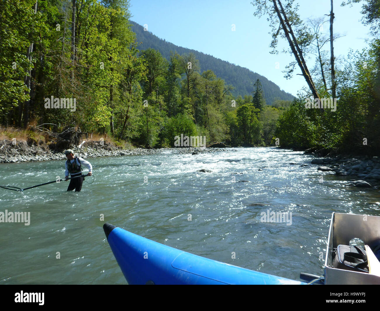 Una fotografia dall'Olympic National Park, con i lavoratori che conducono un'indagine sul pesce da una zattera nelle acque incontaminate del parco. Questa immagine cattura l'intersezione tra conservazione e studio scientifico in un ambiente naturale. Foto Stock