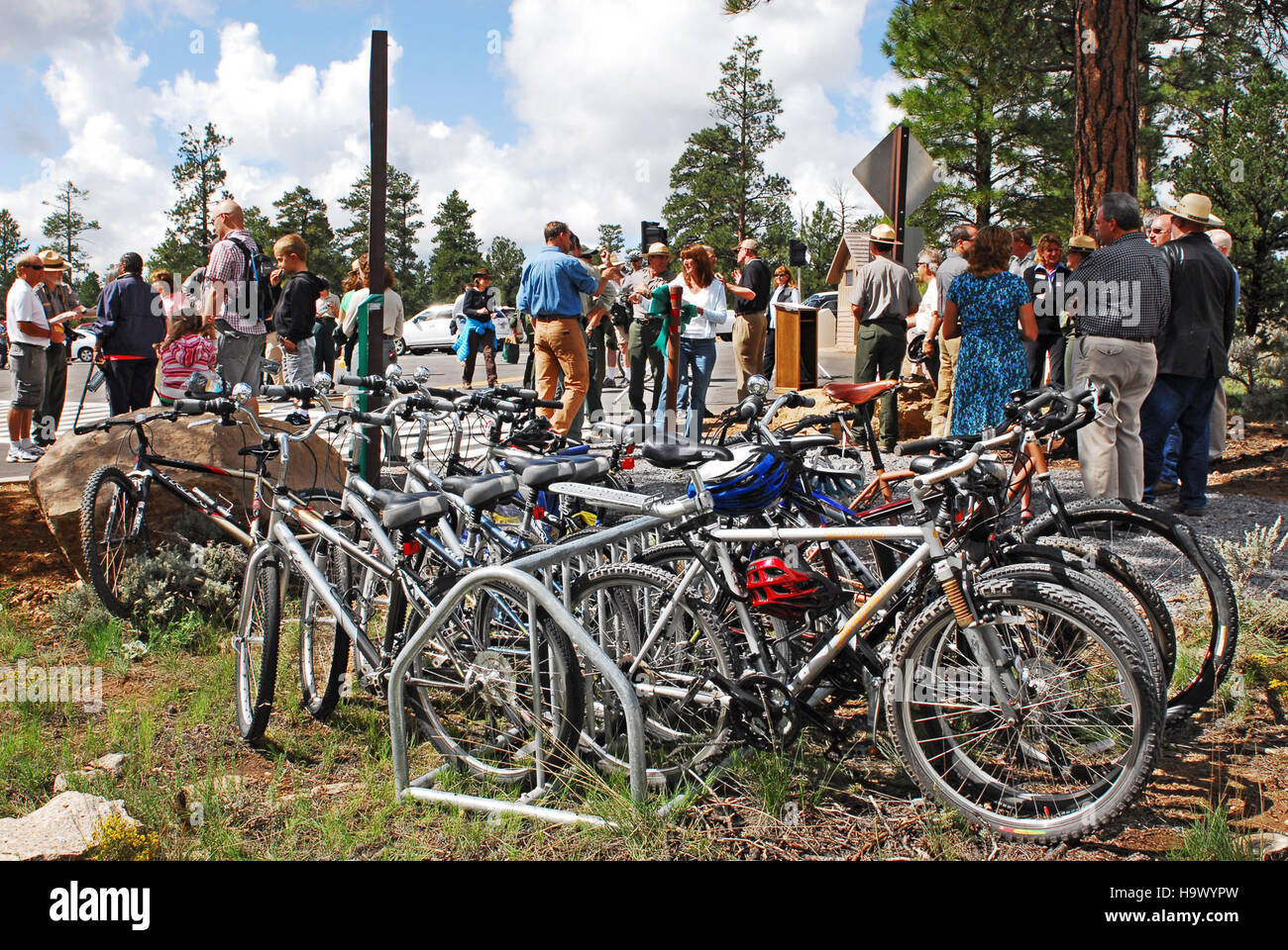 Questa immagine cattura la dedizione della Greenway al Parco Nazionale del Grand Canyon, un evento importante per preservare il paesaggio naturale e promuovere la consapevolezza ambientale. La bellezza e l'importanza ecologica del Grand Canyon sono evidenziate in questa cerimonia di dedica. Foto Stock